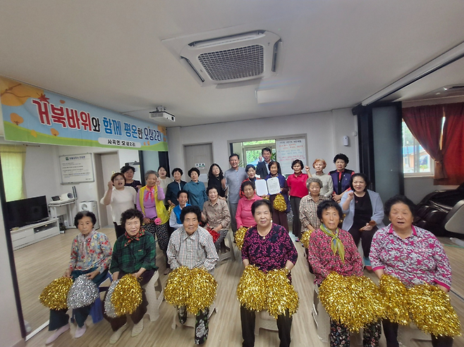 ▲ 18일 경북 의성군 사곡면 오상2리 마을회관에서 윤정득 사곡면장(뒷줄 오른쪽 첫번째)이 어르신 동아리 '거북이 날다' 회원들과 상장 수여식 후 기념촬영을 하며 성과를 축하하고 있다. 사곡면 오상2리 제공