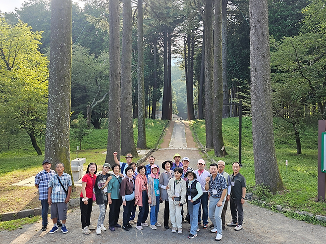 ▲ 16일 경북 의성군 사곡면 오상2리 주민들이 선진지 견학에서 양산시 법기저수지 인근 메타세쿼이아 숲길을 방문해 기념촬영을 하며 마을 공동체 문화 활성화 방안을 모색했다. 사곡면 오상2리 제공