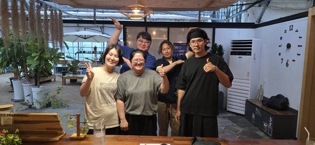 청도군 청년농부들. 백미진 멘토그린/치유농원(앞줄 왼쪽), 이지연 포도하다/포도(앞줄 중간), 황창현 새록함/표고버섯 체험농장(앞줄 오른쪽), 정광훈 볼빨간딸기(뒷줄 왼쪽), 우지훈 다온농원/미나리(뒷줄 오른쪽)씨 사진. 청도군 제공