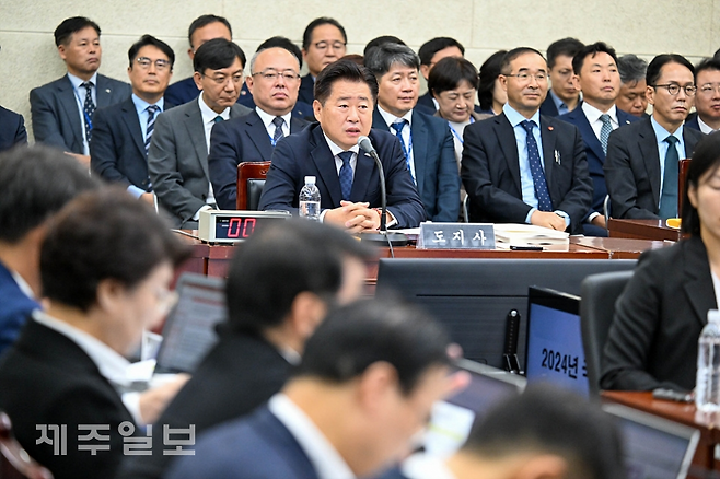 국회 행정안전위원회는 지난해 10월 23일 제주도청 대강당에서 제주특별자치도에 대해 현장 국정감사를 실시한 가운데 오영훈 지사가 답변하고 있다. 제주일보 자료사진