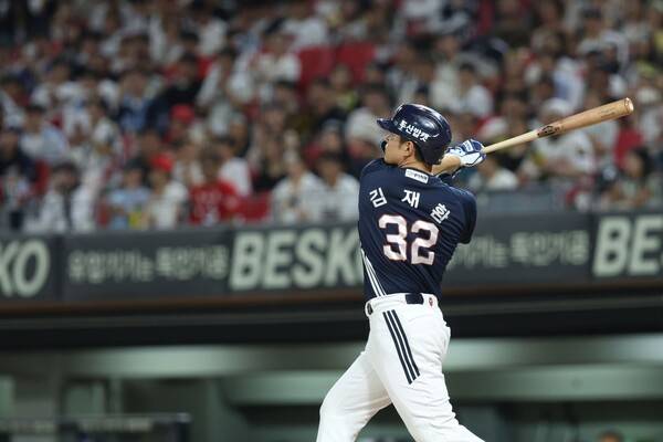 지난 29일 두산 베어스 김재환이 홈런을 날리고 있다. (사진=두산 베어스)