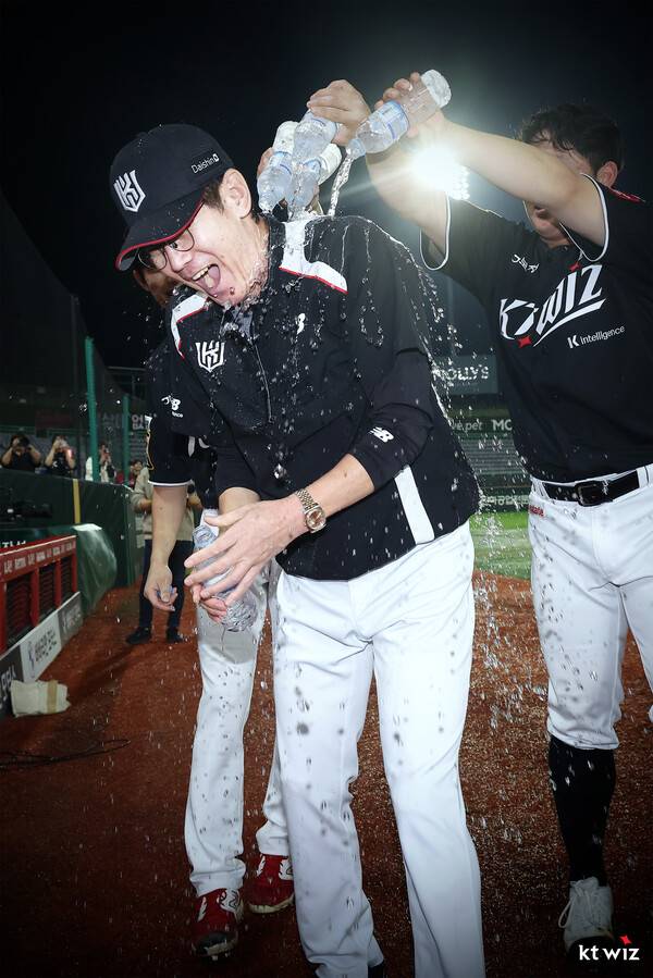 감독으로서 1000경기 출장 축하를 받고 있는 이강철 감독. (사진=KT 위즈)