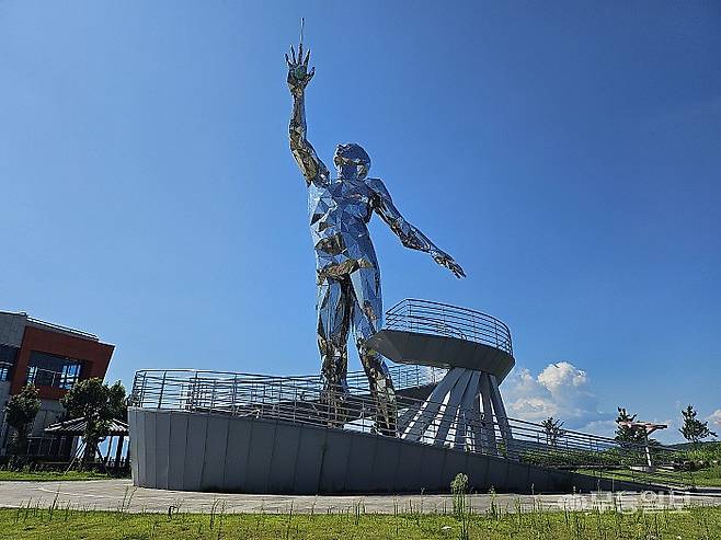 거금휴게소에 설치된 높이 20m '꿈을 품다' 조형물