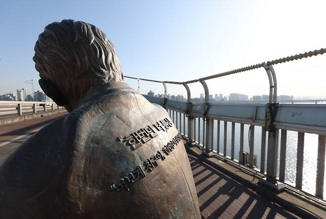 서울 마포대교에 자살 예방을 위한 ‘한 번만 더’ 동상이 설치돼 있다. (사진=연합뉴스)