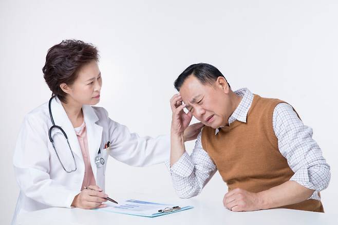 일시적 기억상실은 이내 곧 정상으로 돌아오지만, 뇌졸중 전조 증상일 수도 있다. 특히 요즘 같은 간절기(間節期)에 뇌졸중 발생 위험이 더 커진다. [사진=클립아트코리아]