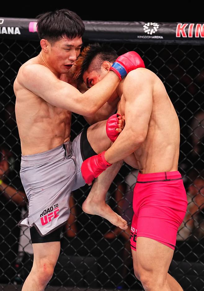 이창호(왼쪽)의 경기 모습.(UFC 제공)