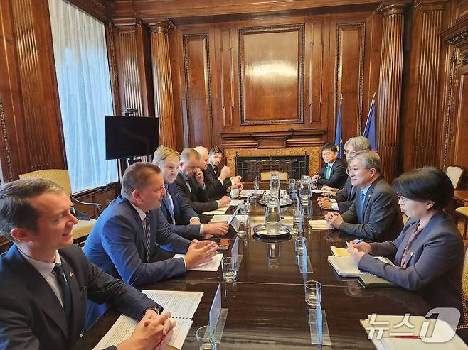 김희상 외교부 경제외교조정관과 데이비드 뮐러 체코 산업통상부 EU 및 통상담당 실장을 수석대표로 24일(현지시간) 제6차 한-체코 경제공동위가 체코 프라하에서 개최됐다. 2025.09.25. (외교부 제공)