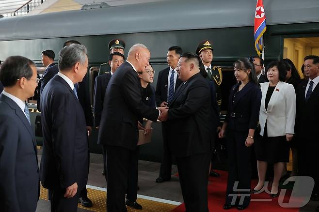 (평양 노동신문=뉴스1) = 베이징에 도착한 김정은 노동당 총비서와 딸 주애. [국내에서만 사용가능. 재배포 금지. DB 금지. For Use Only in the Republic of Korea. Redistribution Prohibited] rodongphoto@news1.kr