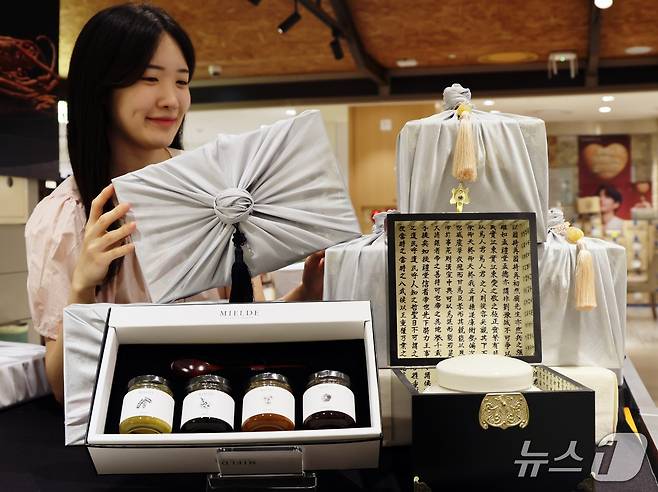 롯데백화점 대구점 지하 2층 식품코너를 방문한 고객이 다양한 추석 선물세트를 살펴보고 있다.(롯데백화점 제공. 재판매 및 DB 금지)