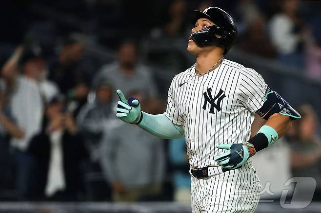 뉴욕 양키스 애런 저지가 25일(한국시간) 열린 2025 메이저리그 시카고 화이트삭스와 홈 경기에서 홈런 두 방을 몰아쳤다. ⓒ AFP=뉴스1