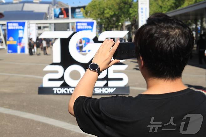 25일 도쿄게임쇼(TGS)를 찾은 방문객이 조형물 사진을 찍고 있다. TGS는 이날 일본 지바현 마쿠하리 멧세에서 개막했다.2025.9.25/뉴스1 ⓒ News1 김민재 기자
