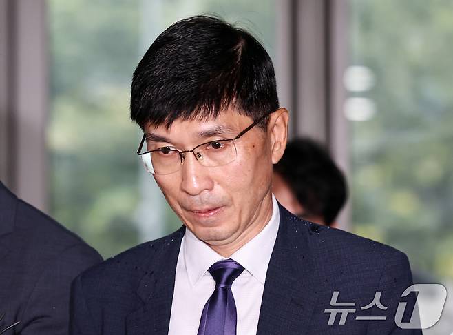 임기훈 전 국방비서관이 지난 24일 오후 참고인 신분으로 조사를 받기 위해 서울 서초구 순직해병특별검사팀 사무실에 출석하고 있다. 2025.9.24/뉴스1 ⓒ News1 구윤성 기자