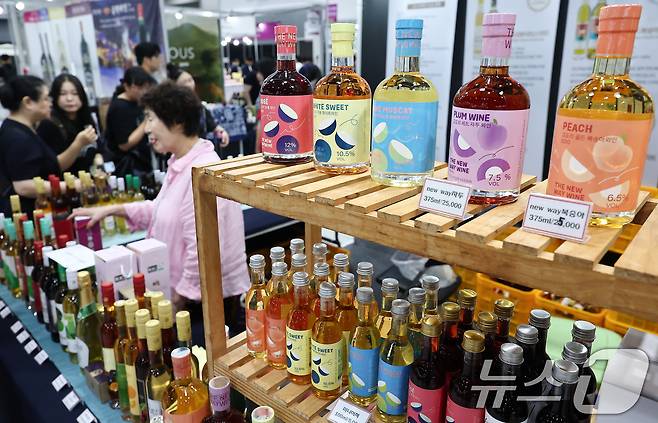 25일 서울 강서구 코엑스 마곡에서 열린 '서울국제주류&와인박람회'에서 관람객들이 와인을 시음하고 있다. 2025.9.25/뉴스1 ⓒ News1 김도우 기자