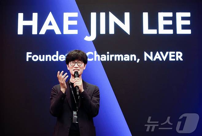 이해진 네이버 이사회 의장이 5일(현지시간) 미국 실리콘벨리 포시즌 호텔에서 열린 네이버 벤처스 네트워킹 행사에서 발표를 하고 있다. (네이버 제공. 재판매 및 DB금지) 2025.6.8/뉴스1