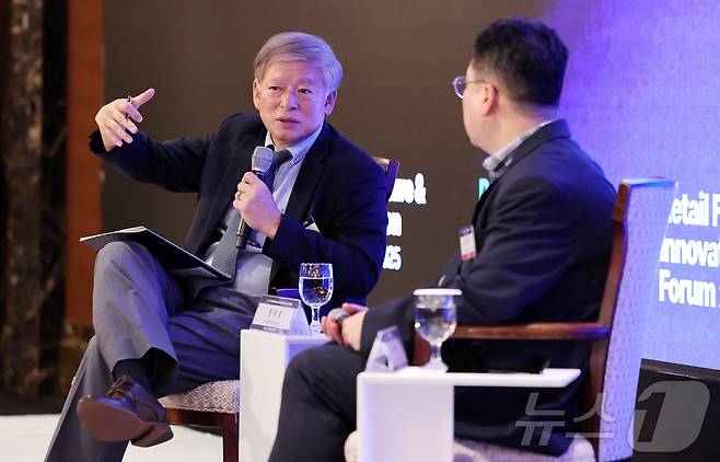 25일 서울 소공동 롯데호텔에서 'AX 시대, 유통의 패러다임 전환'을 주제로 열린 '2025 뉴스1 미래유통혁신포럼(RFIF)'에서 염재호 전 국가인공지능위원회 부위원장(왼쪽)과 최재식 KAIST 김재철AI대학원 석좌교수가 대담을 하고 있다. 2025.9.25/뉴스1 ⓒ News1 박지혜 기자