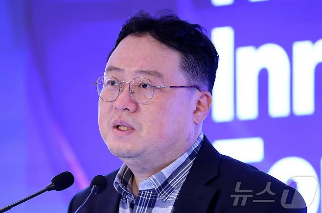 최재식 KAIST 김재철AI대학원 석좌교수가 25일 서울 소공동 롯데호텔에서 'AX 시대, 유통의 패러다임 전환'을 주제로 열린 '2025 뉴스1 미래유통혁신포럼(RFIF)'에서 강연을 하고 있다. 2025.9.25/뉴스1 ⓒ News1 박지혜 기자