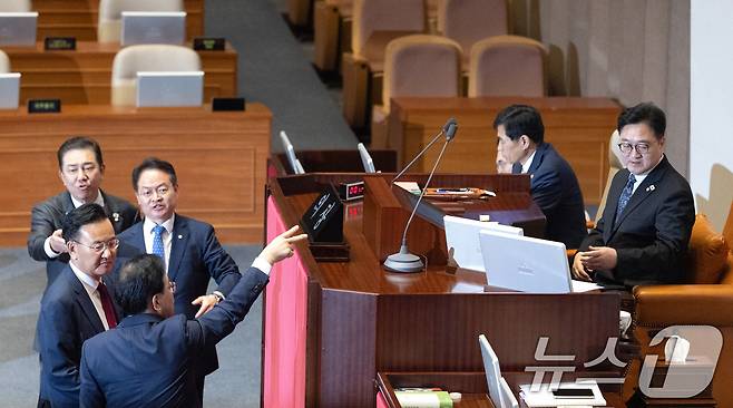 25일 서울 여의도 국회에서 열린 제429회국회(정기회) 9차 본회의에서 공익신고자 보호법 일부개정법률안에 대한 신속처리안건(패스트트랙) 지정동의의 건 등에 대한 무기명 투표 후 투표수가 의원 명패 수보다 1개 많자 송언석 국민의힘 원내대표가 우원식 국회의장에게 항의하고 있다. 2025.9.25/뉴스1 ⓒ News1 이승배 기자