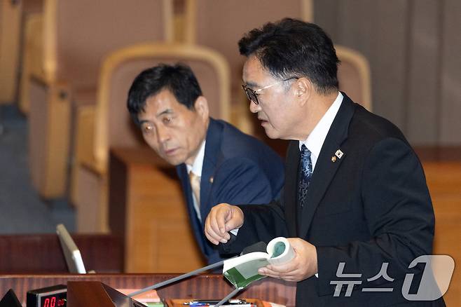 우원식 국회의장이 25일 서울 여의도 국회에서 열린 제429회국회(정기회) 9차 본회의에서 신속처리안건 지정과 관련한 투표 항의에 국회법을 손에 들고 여야 원내대표들에게 설명하고 있다. 2025.9.25/뉴스1 ⓒ News1 이승배 기자