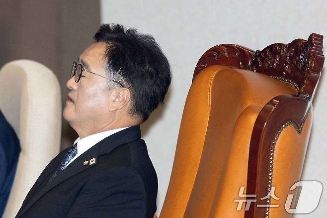 우원식 국회의장이 25일 서울 여의도 국회에서 열린 제429회국회(정기회) 9차 본회의에서 개의를 앞두고 한숨 짓고 있다. 2025.9.25/뉴스1 ⓒ News1 이승배 기자