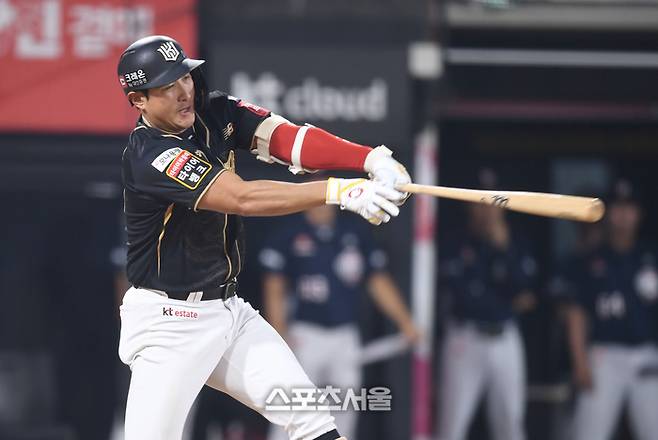 KT 황재균이 9일 수원케이티위즈파크에서 열린 2025 KBO리그 두산과 경기 7회말 1사 1,3루 1타점 안타를 치고 있다. 수원 | 최승섭 기자 thunder@sportsseoul.com