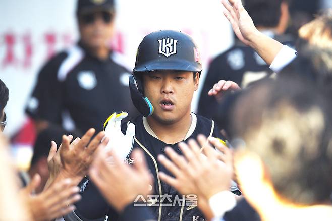KT 강백호가 18일 수원케이티위즈파크에서 열린 2025 KBO리그 LG와 더블헤더 1차전에서 홈런을 때린 후 더그아웃으로 돌아와 동료들과 하이파이브를 하고 있다. 수원 | 박진업 기자 upandup@sportsseoul.com