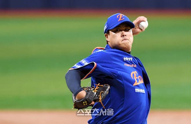 한화 류현진이 26일 고척스카이돔에서 열린 2025 KBO리그 키움과 경기에 선발 등판해 힘차게 공을 던지고 있다. 고척 | 박진업 기자 upandup@sportsseoul.com