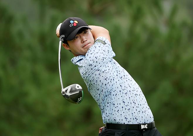 배용준이 25일 열린 KPGA 투어 현대해상 최경주 인비테이셔널 1라운드 2번 홀에서 티샷을 하고 있다. 사진 | KPGA