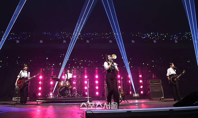 QWER의 시연이 인천 중구 인스파이어 아레나에서 열린 제34회 ‘서울가요대상’에서 확성기를 들고 열정적인 무대를 선보이고 있다. 2025. 6. 21. 인천 | 박진업 기자