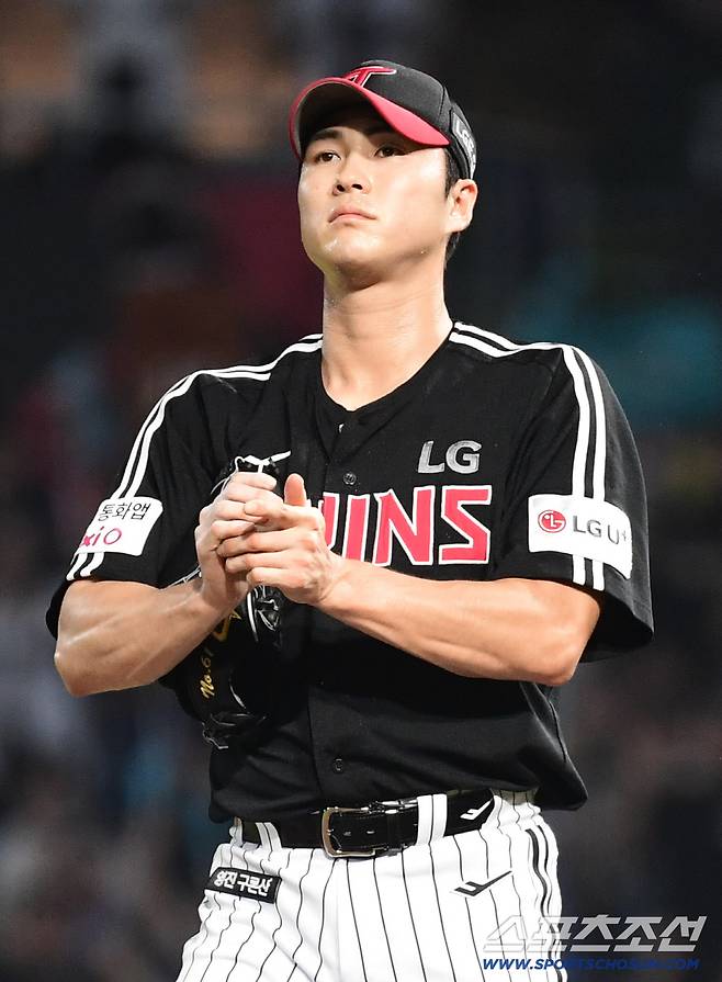 투구하고 있는 LG 백승현.