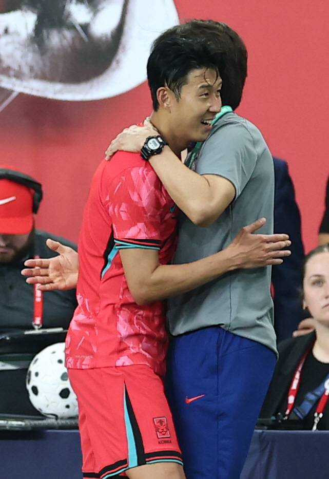 포옹하는 홍명보 감독-손흥민

    (해리슨[미국 뉴저지주]=연합뉴스) 윤동진 기자 = 6일(현지시간) 미국 뉴저지주 해리슨 스포츠일러스트레이티드 스타디움에서 열린 한국 대 미국 친선경기에서 홍명보 감독이 교체되는 손흥민과 포옹을 나누고 있다. 2025.9.7