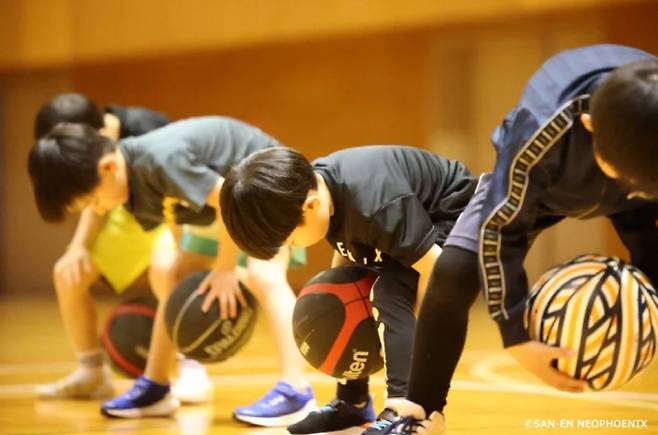 지역의 유소년 농구레슨은 필수다. B리그는 매년 100회 이상의 초등학교 방문으로 지역밀착도를 더욱 높이고 있다. 사진제공=산엔 네오피닉스 공식 홈페이지