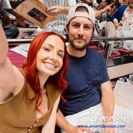 23일 도쿄 스모경기장을 찾은 바우와 그의 에이전트이자 연인 체이첼 루바. 바우어는 24일 라쿠텐과 2군 경기 선발등판이 예정돼 있었는데 경기 전에 취소했다. 사진캡처=레이첼 루바 SNS