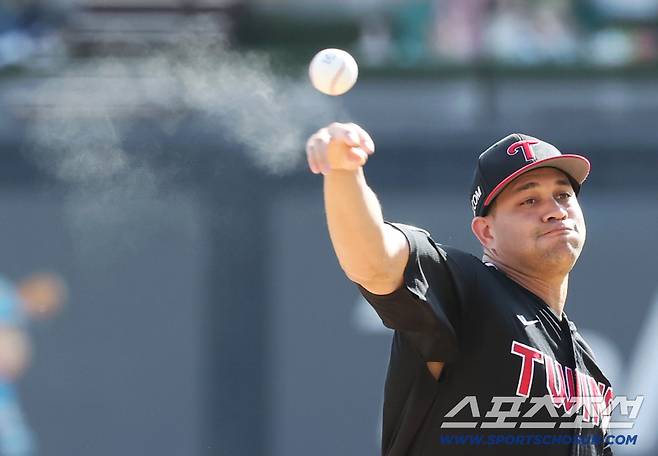 18일 수원 케이티위즈파크에서 열린 KT와 LG의 더블헤더 1차전 경기. 선발 투구하고 있는 LG 치리노스. 수원=송정헌 기자songs@sportschosun.com/2025.09.18/