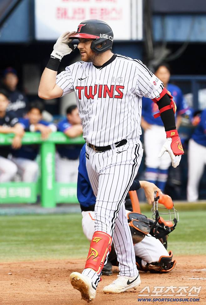 9일 잠실구장에서 열린 LG 트윈스와 한화 이글스의 경기. 1회말 2사 2루 LG 오스틴이 투런포를 날린 뒤 환호하고 있다. 잠실=박재만 기자 pjm@sportschosun.com/2025.08.09/