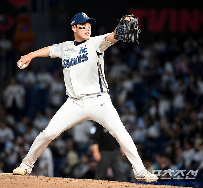 19일 창원NC파크에서 열린 롯데와 NC의 경기, NC가 17대2로 뒤진 9회초 도태훈이 투수로 마운드에 올라와 투구를 하고 있다. 창원=허상욱 기자wook@sportschosun.com/2025.09.19/