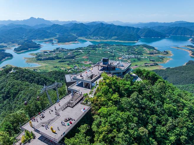 ◇제천 청풍호반 케이블카를 이용하면 산 정상에서 제천의 다양한 가을 매력을 즐길 수 있다. 사진제공=지엔씨21