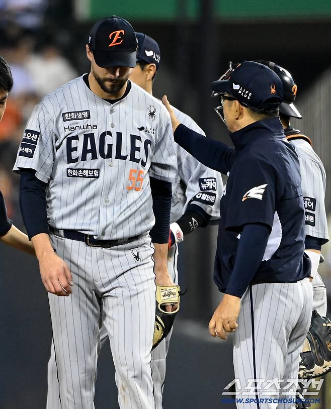 25일 잠실야구장에서 열린 한화와 두산의 경기, 5회말 한화 와이스가 마운드를 내려가고 있다. 잠실=허상욱 기자wook@sportschosun.com/2025.09.25/
