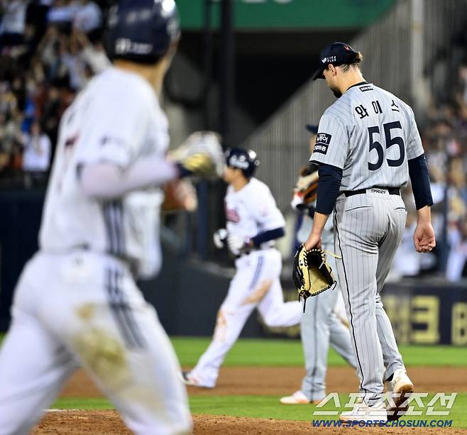 25일 잠실야구장에서 열린 한화와 두산의 경기, 5회말 1사 1,3루 한화 와이스가 두산 김재환에 3점홈런을 허용하며 아쉬워하고 있다. 잠실=허상욱 기자wook@sportschosun.com/2025.09.25/