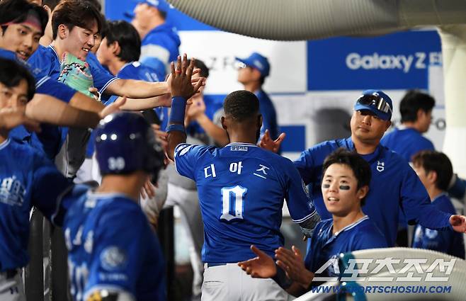 25일 대구 라이온즈파크에서 열린 삼성 라이온즈와 키움 히어로즈 경기. 5회말 1사 3루 삼성 디아즈가 적시타를 날리며 단일 시즌 최다 타점(147타점) 신기록을 달성했다. 김영웅 투런포 때 더그아웃에 들어선 디아즈가 환호하고 있다. 대구=박재만 기자 pjm@sportschosun.com/2025.09.25/