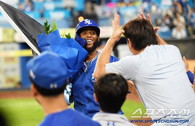 25일 대구 라이온즈파크에서 열린 삼성 라이온즈와 키움 히어로즈 경기. 8회말 2사 1,3루 삼성 디아즈가 스리런포를 날린 뒤 환호하고 있다. 2015시즌 삼성 나바로가 가지고 있던 외국인 타자 단일 시즌 최다 홈런(48홈런) 기록을 디아즈(49홈런)가 다시 세웠다.  대구=박재만 기자 pjm@sportschosun.com/2025.09.25/