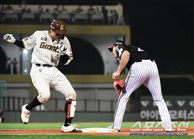 25일 울산 문수야구장에서 열린 KBO리그 롯데와 LG의 경기. 3회말 롯데 손성빈이 내야땅볼 타구 후 1루에서 아웃 당하고 있다. 울산=송정헌 기자songs@sportschosun.com/2025.09.25/