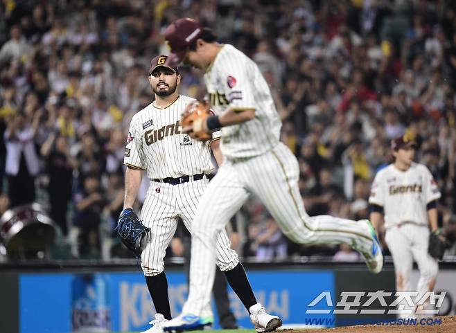 25일 울산 문수야구장에서 열린 KBO리그 롯데와 LG의 경기. 5회초 1사 만루. 신민재 내야땅볼 타구 때 전민재 유격수가 송구 실책을 저지르며 추가 실점을 허용하고 있다. 울산=송정헌 기자songs@sportschosun.com/2025.09.25/