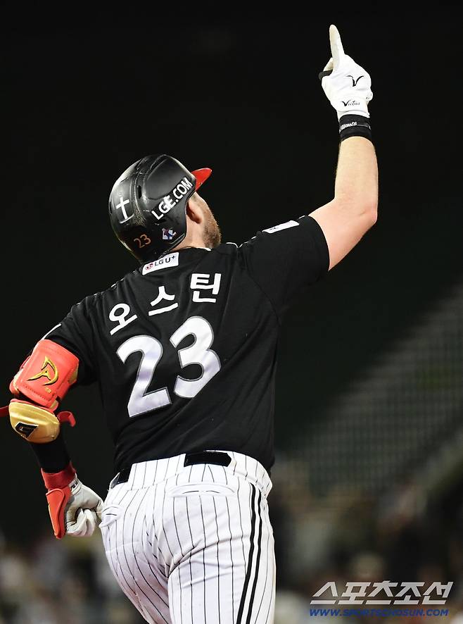 25일 울산 문수야구장에서 열린 KBO리그 롯데와 LG의 경기. 5회초 LG 오스틴이 롯데 감보아를 상대로 3점 홈런을 날렸다. 세리머니를 펼치고 있는 오스틴. 울산=송정헌 기자songs@sportschosun.com/2025.09.25/