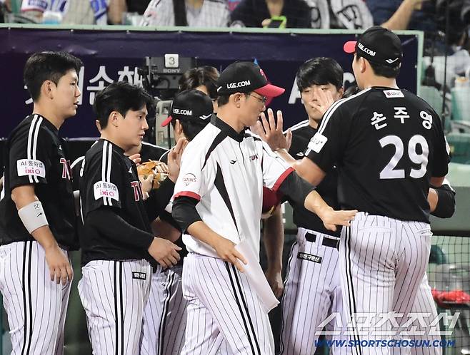 25일 울산 문수야구장에서 열린 KBO리그 롯데와 LG의 경기. 6회 투구를 마치고 동료들과 하이파이브를 나누는 LG 손주영. 울산=송정헌 기자songs@sportschosun.com/2025.09.25/