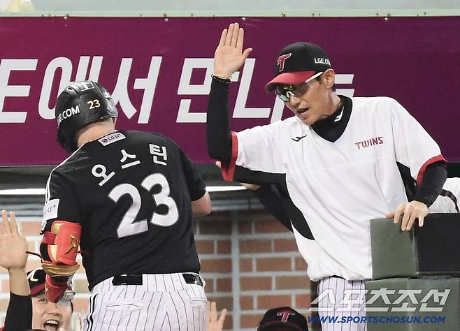 25일 울산 문수야구장에서 열린 KBO리그 롯데와 LG의 경기. 5회초 LG 오스틴이 롯데 감보아를 상대로 3점 홈런을 날렸다. 염경엽 감독과 하이파이브를 나누고 있는 오스틴. 울산=송정헌 기자songs@sportschosun.com/2025.09.25/