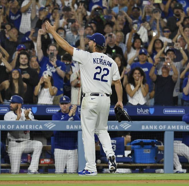 커리어 정규시즌 마지막 선발 등판을 마치고 관중에게 인사하는 LA 다저스 클레이튼 커쇼. UPI연합뉴스