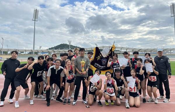 서울교육대학교 육상부 선수단이&nbsp;제13회 전국교육대학교 대항 육상대회에서 3연패를 달성한 뒤&nbsp; 대회가 열린 보은공설운동장에서 우승기를&nbsp; 펼쳐보이며 기쁨을 만끽하고 있다. 사진=서울교대 제공