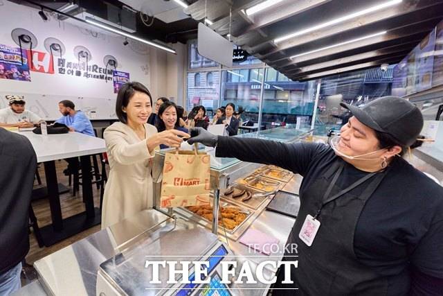 이재명 대통령 방미 일정에 동행한 영부인 김혜경 여사가 23일(현지시간) 미국 뉴욕 코리아타운을 찾아 한 상점에서 음식을 구매하고 있다. /대통령실