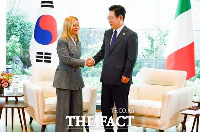 유엔 총회 참석을 위해 방미 중인 이재명 대통령이 24일(현지시간) 미국 뉴욕에서 조르자 멜로니 이탈리아 총리와 정상회담을 갖고 악수를 하고 있다. /뉴시스