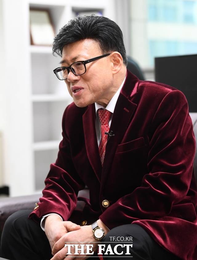 엄영수는 '개그맨들의 집사'로 불릴 만큼 봉사에 전념했다. 그의 저서에는 자신의 탄생 에피소드부터 김형곤 조영남 서세원 김정렬 남진 홍수환 김흥국 등 연예계 선후배들과 엮인 기막힌 사연들도 담겨 있다. /더팩트 DB